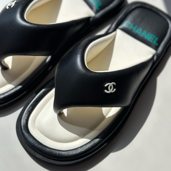 Chanel 22p Lambskin Padded Pool Thong Slides Black/White - Picture 3 of 9